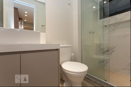 Banheiro de apartamento para alugar com 1 quarto, 25m² em Centro, Curitiba