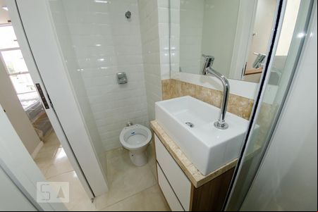 Banheiro de kitnet/studio para alugar com 1 quarto, 25m² em Itacorubi, Florianópolis