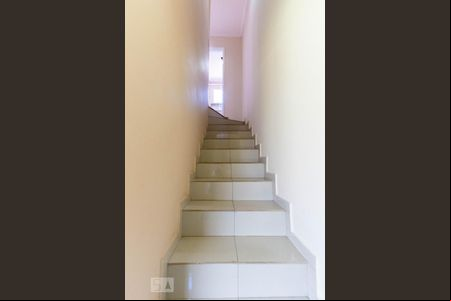 Escada de o ao segundo andar de casa para alugar com 2 quartos, 57m² em Recanto Arco Verde, Cotia