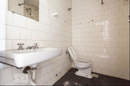 Banheiro social  de kitnet/studio para alugar com 1 quarto, 25m² em Santo Agostinho, Belo Horizonte