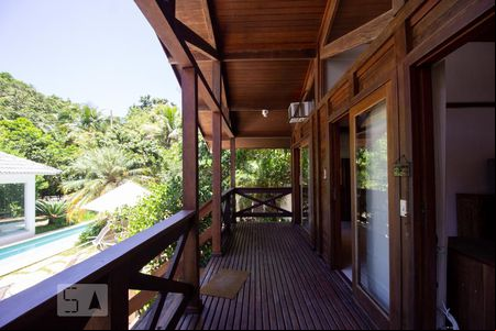 Varanda de casa de condomínio para alugar com 3 quartos, 1000m² em Vargem Grande, Rio de Janeiro