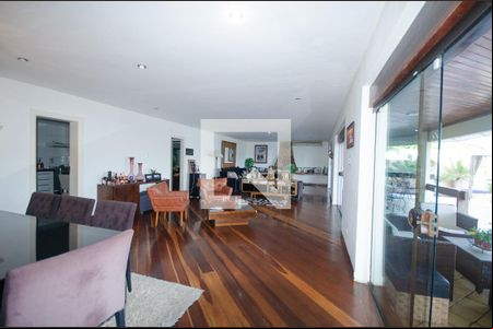 Sala de casa para alugar com 7 quartos, 1800m² em São Francisco, Niterói