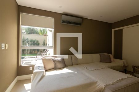 Sala de TV de casa de condomínio para alugar com 5 quartos, 412m² em Swiss Park, Campinas