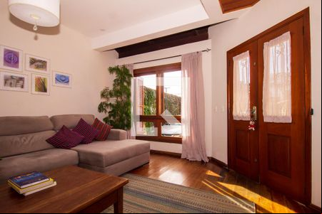 Sala de casa para alugar com 3 quartos, 182m² em Guarujá, Porto Alegre