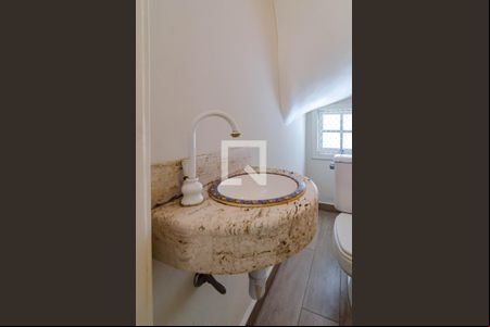 Lavabo de casa para alugar com 4 quartos, 160m² em Jardim Europa, São Paulo