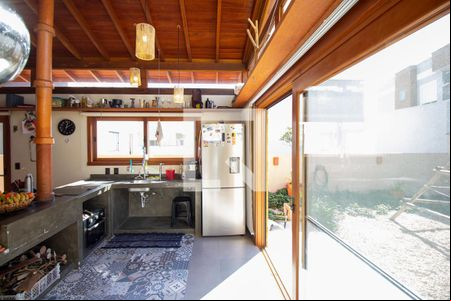 Cozinha de casa para alugar com 4 quartos, 220m² em Campeche, Florianópolis