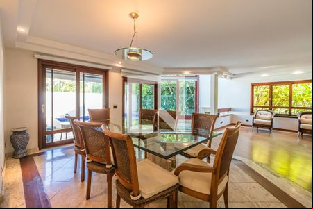 Sala de casa de condomínio para alugar com 6 quartos, 420m² em Alphaville, Santana de Parnaíba