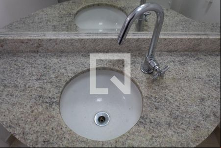 Lavabo de apartamento para alugar com 3 quartos, 94m² em Jardim Belmar, Guarujá