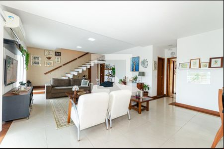 Sala de casa de condomínio para alugar com 5 quartos, 250m² em Charitas, Niterói