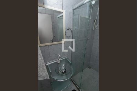 Banheiro de apartamento à venda com 1 quarto, 50m² em São João, Porto Alegre