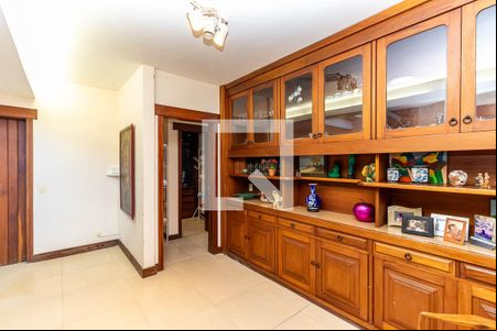 Sala Hall da Escada de casa para alugar com 5 quartos, 400m² em Badu, Niterói