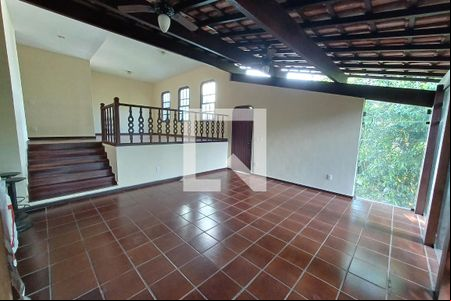 Sala de casa de condomínio para alugar com 3 quartos, 304m² em Charitas, Niterói