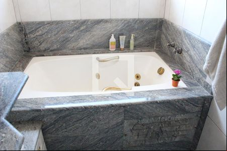 Detalhe - Banheiro suíte 1 - Banheira de hidromassa de casa à venda com 3 quartos, 398m² em Osvaldo Cruz, São Caetano do Sul