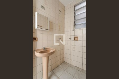 Banheiro de apartamento à venda com 1 quarto, 40m² em Floresta, Porto Alegre
