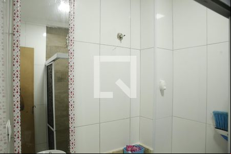 Banheiro de apartamento para alugar com 2 quartos, 38m² em Guilhermina, Praia Grande