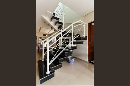 Escada de casa para alugar com 3 quartos, 170m² em Vila Santa Maria, São Paulo