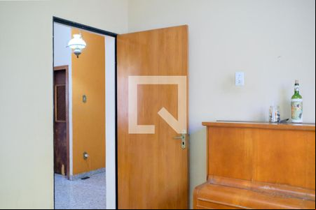 Quarto de casa à venda com 6 quartos, 400m² em Sagrada Família, Belo Horizonte