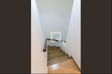 Escadas de casa de condomínio para alugar com 2 quartos, 80m² em Jardim do Lago, São Paulo