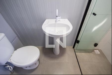 Banheiro de kitnet/studio para alugar com 1 quarto, 10m² em Vila Osasco, Osasco