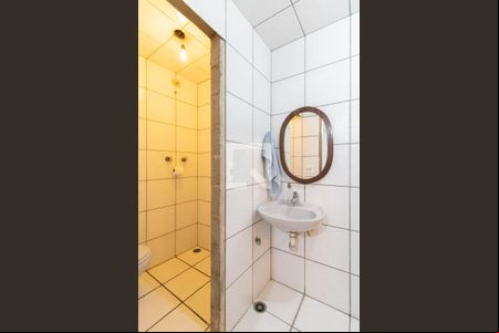 Banheiro da Garagem de casa à venda com 4 quartos, 402m² em Jardim Santa Mena, Guarulhos