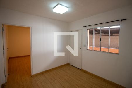 Sala de casa para alugar com 2 quartos, 80m² em Vila Carmosina, São Paulo