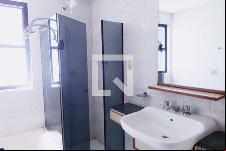 Banheiro de apartamento para alugar com 1 quarto, 35m² em Centro, São Vicente