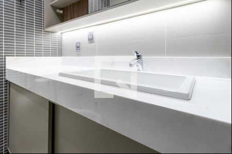 Detalhe do banheiro de kitnet/studio para alugar com 1 quarto, 26m² em Água Verde, Curitiba