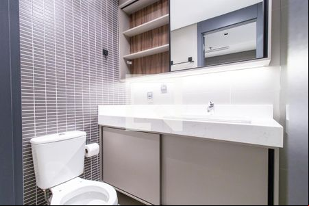Banheiro de kitnet/studio para alugar com 1 quarto, 26m² em Água Verde, Curitiba