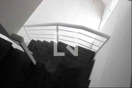 Escada de apartamento para alugar com 2 quartos, 127m² em Jardim Guassu, São Vicente