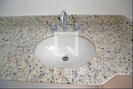 Banheiro de kitnet/studio à venda com 1 quarto, 27m² em Partenon, Porto Alegre