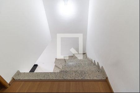 Escada de casa de condomínio para alugar com 2 quartos, 78m² em Cursino , São Paulo