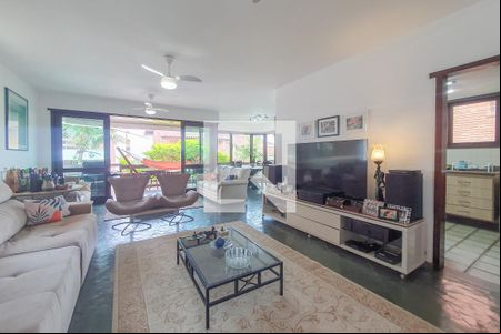 Sala de casa de condomínio para alugar com 5 quartos, 320m² em Jardim Tres Marias, Guarujá