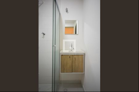 Banheiro de kitnet/studio para alugar com 1 quarto, 20m² em Vila Sonia, São Paulo