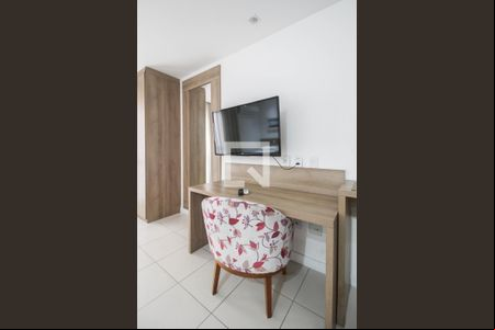 Mesa de Escritório e TV de kitnet/studio para alugar com 1 quarto, 30m² em Centro, Nova Iguaçu
