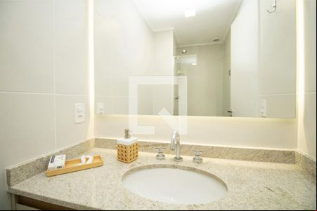 Banheiro, bancada da pia e espelho  de kitnet/studio para alugar com 1 quarto, 25m² em Moema, São Paulo