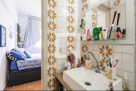Banheiro de apartamento à venda com 1 quarto, 44m² em Santa Teresa, Rio de Janeiro