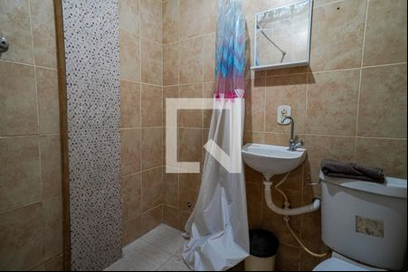 Banheiro de casa de condomínio para alugar com 1 quarto, 52m² em Itaipu, Niterói