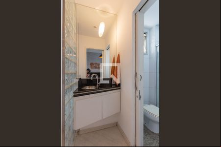 Banheiro de apartamento à venda com 1 quarto, 56m² em Lourdes, Belo Horizonte