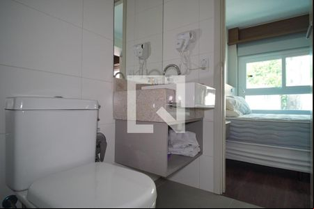 Banheiro de kitnet/studio à venda com 1 quarto, 33m² em Independência, Porto Alegre