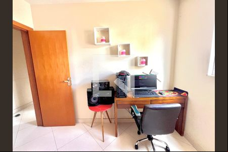 Quarto de apartamento à venda com 3 quartos, 100m² em Arvoredo, Contagem
