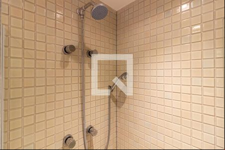 Banheiro de kitnet/studio para alugar com 1 quarto, 30m² em Pinheiros, São Paulo