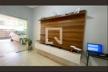 Sala 1 de casa para alugar com 6 quartos, 220m² em Nova Cintra, Belo Horizonte