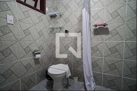Banheiro de kitnet/studio para alugar com 1 quarto, 46m² em Piratininga, Niterói