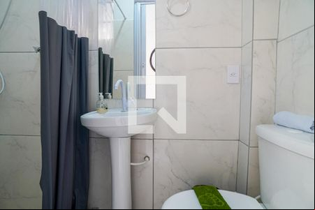 Banheiro de kitnet/studio para alugar com 1 quarto, 46m² em Piratininga, Niterói