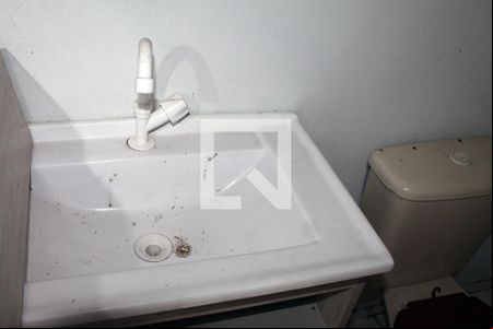 Banheiro de kitnet/studio para alugar com 1 quarto, 80m² em Scharlau, São Leopoldo