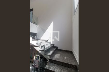 Escada de casa de condomínio para alugar com 3 quartos, 303m² em Alphaville, Santana de Parnaíba