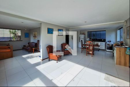 Sala de casa à venda com 3 quartos, 300m² em Vila Progresso, Niterói