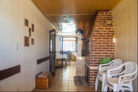 Sala com churrasqueira  de casa à venda com 3 quartos, 120m² em Vila Nova, Porto Alegre