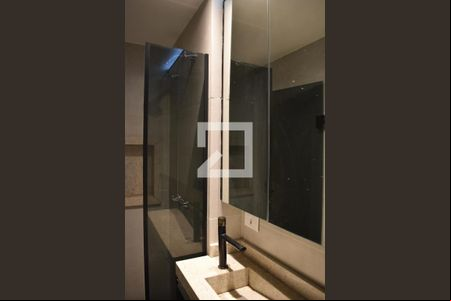 Banheiro de kitnet/studio para alugar com 1 quarto, 17m² em Centro, Curitiba