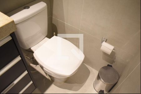 Banheiro de kitnet/studio para alugar com 1 quarto, 17m² em Centro, Curitiba